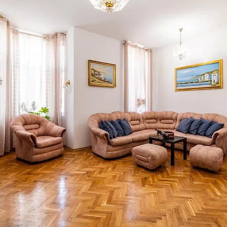 Aristocratic 2bdrm Апартамент Варна