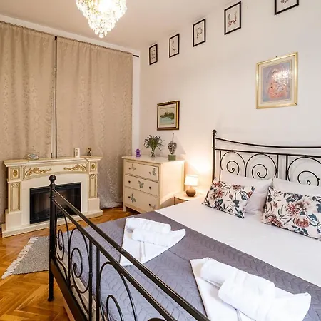 Апартамент Aristocratic 2bdrm *