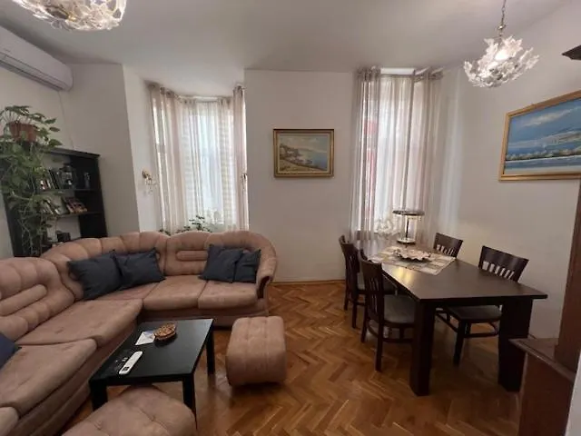 Aristocratic 2bdrm 公寓