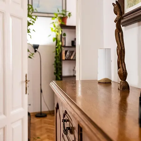 Aristocratic 2bdrm Lejlighed *