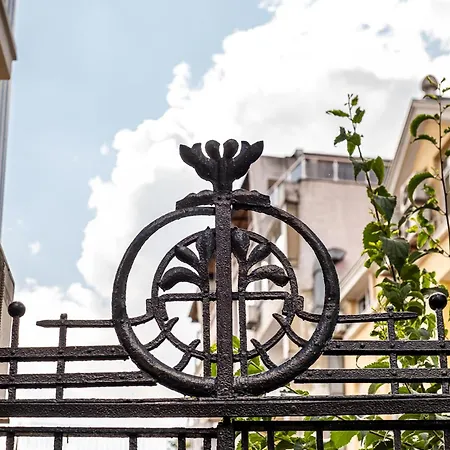 Aristocratic 2bdrm Apartman