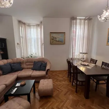 Aristocratic 2bdrm Lejlighed